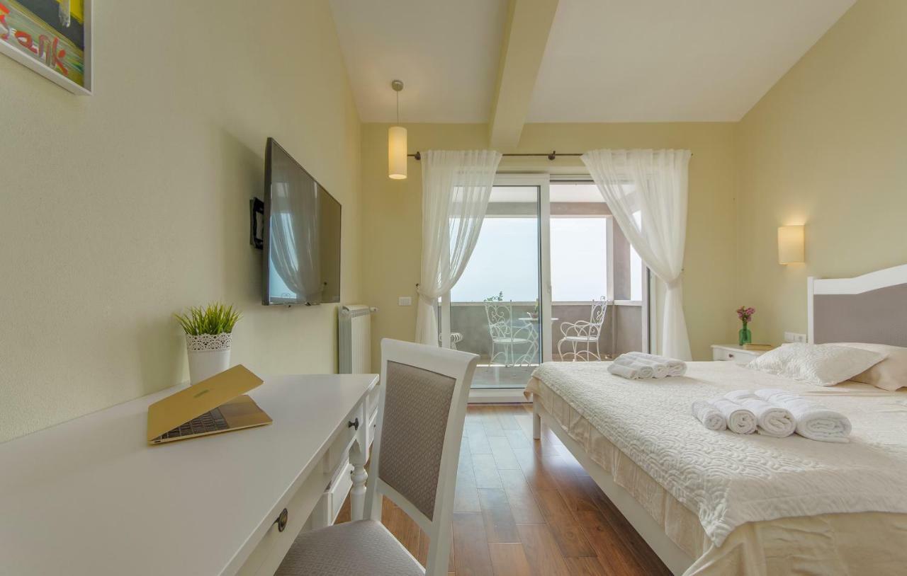 Villa Sterpazzi - Near Porec With Sea View, Private Jacuzzi, Sauna And Pool Вишнян Экстерьер фото