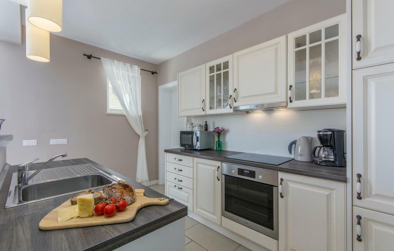 Villa Sterpazzi - Near Porec With Sea View, Private Jacuzzi, Sauna And Pool Вишнян Экстерьер фото